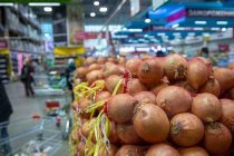 Казахстан приостановил экспорт лука на три месяца