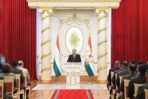 Президент Таджикистана Эмомали Рахмон удостоил военнослужащих и сотрудников правоохранительных органов государственных наград и присвоил им очередные воинские звания