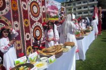 В Медицинском колледже Куляба отметили праздник Навруз с выставкой народных традиций