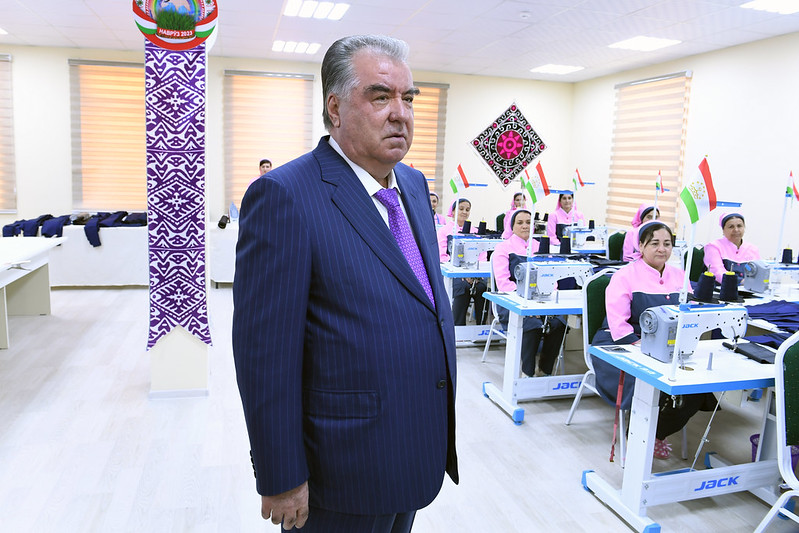 Лидер нации Эмомали Рахмон в Зафарабадском районе дал старт деятельности швейного и ковроткацкого цеха