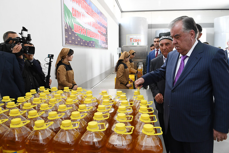 Глава государства Эмомали Рахмон в Зафарабадском районе сдал в эксплуатацию предприятие по переработке хлопка-волокна и производству растительного масла в ООО «Кони гандж»