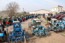 В Шахринавском районе организована выставка сельскохозяйственной техники
