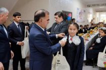 Около 500 учащихся школы-интерната Кубодиенского района получили подарки от Главы государства
