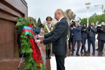 Президент Азербайджанской Республики Ильхам Алиев возложил венок к подножию памятника Исмоили Сомони
