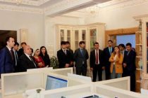 Сотрудники Министерства транспорта посетили музей Лидера нации в Таджикском национальном университете