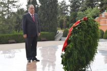 Лидер нации Эмомали Рахмон принял участие в церемонии возложения венка  в честь 78-летия Дня Победы