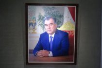 Китайский художник Сан Чао Тен с высоким искусством написал портрет Президента Таджикистана