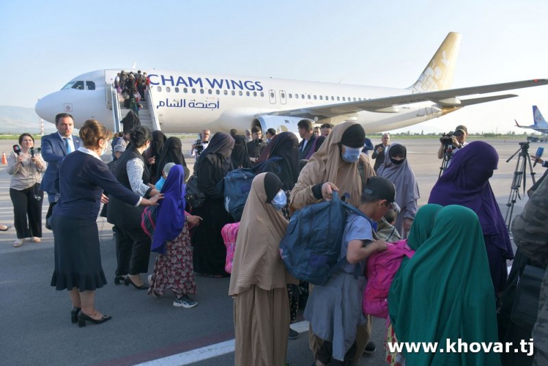 По указанию Лидера нации Эмомали Рахмона 104 гражданина Таджикистана возвращены на родину из Сирии