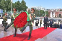 Президент Туркменистана Сердар Бердымухамедов возложил венок к подножию памятника Исмоили Сомони