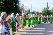 Богатую красоту таджикской национальной вышивки чакан представили хатлонские мастерицы
