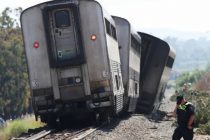 16 человек получили ранения при столкновении пассажирского поезда с водовозом в Калифорнии