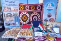 На Международном фестивале культуры в Баку организован уголок Таджикистана, разостлан таджикский дастархан