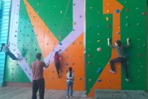 Где и как детей в Таджикистане учат одному из редких видов спорта — скалолазанию?
