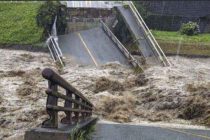 37-метровый мост рухнул на юго-западе Японии