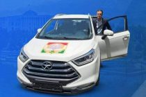 Председатель города Душанбе Рустами Эмомали подарил Баходуру Усмонову легковой автомобиль