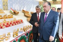 Лидер нации Эмомали Рахмон посетил выставку сельскохозяйственной продукции в селении Урметан Айнинского района