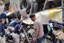 По меньшей мере 26 человек погибли в результате падения автобуса с обрыва на юге Мексики