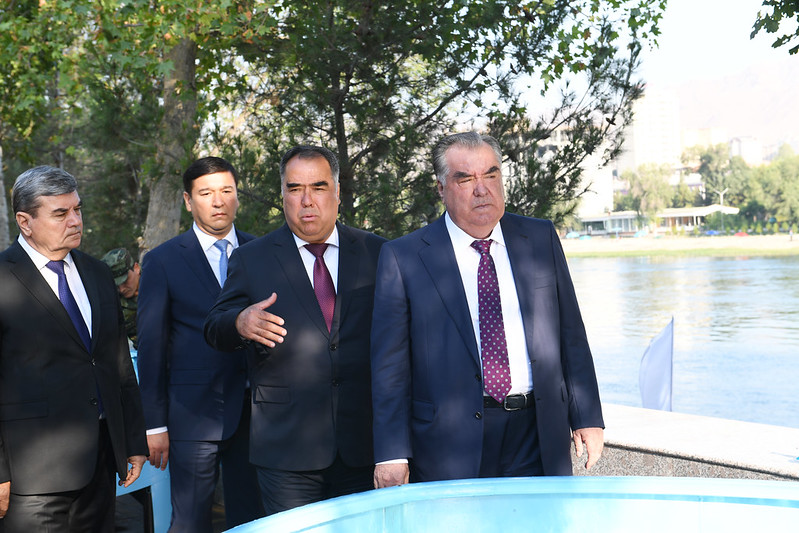 Лидер нации Эмомали Рахмон с целью развития рыбной отрасли в Худжанде запустил в реку Сырдарью один миллион мальков