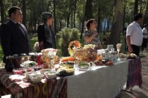 В Душанбе состоялась выставка-продажа сельскохозяйственной продукции, изделий народных ремёсел и национальных блюд районов Пяндж и Спитамен