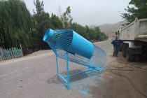 ПРИМЕР ДЛЯ ПОДРАЖАНИЯ! В Нуреке рядом с автодорогами установили контейнеры для пластиковых отходов