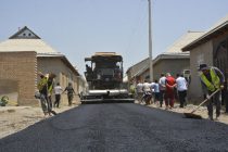 В сельском джамоате 10-летие независимости города Турсунзаде продолжаются работы по ремонту и асфальтированию просёлочных дорог