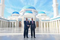 Президент Республики Таджикистан Эмомали Рахмон посетили центральную мечеть Астаны