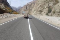 На участках дороги «Душанбе — Чанак» проводят светоотражающие горизонтальные разметки