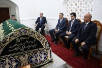 Глава государства Эмомали Рахмон в городе Кулябе посетил мавзолей Мир Сайида Али Хамадони