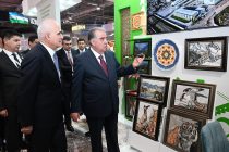 Глава государства Эмомали Рахмон в Баку ознакомился с выставкой СПЕКА