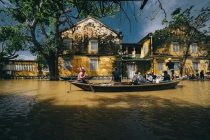 Тысячи домов оказались под водой после наводнений во Вьетнаме
