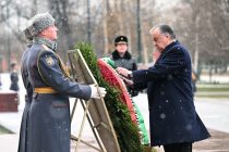 Глава государства Эмомали Рахмон возложил венок к Могиле Неизвестного Солдата в Москве