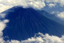Извергающийся вулкан Мерапи в Индонезии выбросил пепел на высоту 3 км