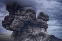 Вулкан Эбеко на Курилах выбросил пепел на высоту 3,5 км
