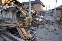 Число жертв землетрясений в Японии достигло 100