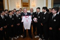 Глава государства Эмомали Рахмон встретился со сборной командой Таджикистана по футболу
