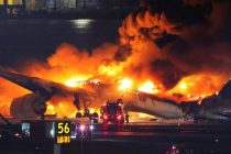 Пять человек погибли после столкновения самолетов в аэропорту Токио