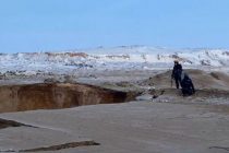 В Казахстане обнаружили провалившийся в воронку у шахты автобус