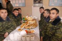 Военнослужащих Бохтара начали поздравлять с Днем национальной армии