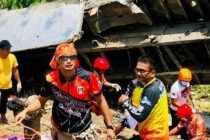 В результате падения грузовика в овраг на Филиппинах погибли 14 человек