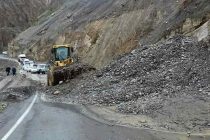 В Дарвазском районе открыта дорога и при помощи специальной техники очищена от камней