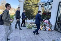 Руководство филиала Московского государственного университета в Душанбе возложило цветы к стихийному мемориалу у Посольства России