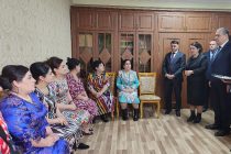 От имени Президента Республики Таджикистан вручены подарки ветеранам и заслуженным женщинам района Фирдавси столицы