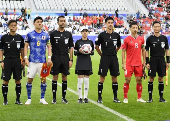 Referee moments in football. Судейство в футболе. Карасёв судья цска. Митинг против судей. Месси и роналдо драка.