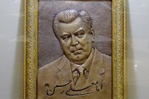 Бронзовый барельеф с портретом Президента Таджикистана передан в  Национальный музей