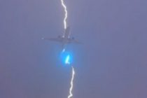 В самолет с 550 пассажирами на борту ударила молния в небе над Канадой
