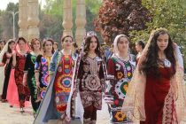 «ОДЕВАЕМСЯ ПО-ТАДЖИКСКИ». Под таким названием по всему Таджикистану представляется культура ношения одежды