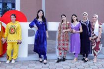 Студентки Российско-Таджикского (славянского) университета поддерживают акцию «Одеваемся по-таджикски»