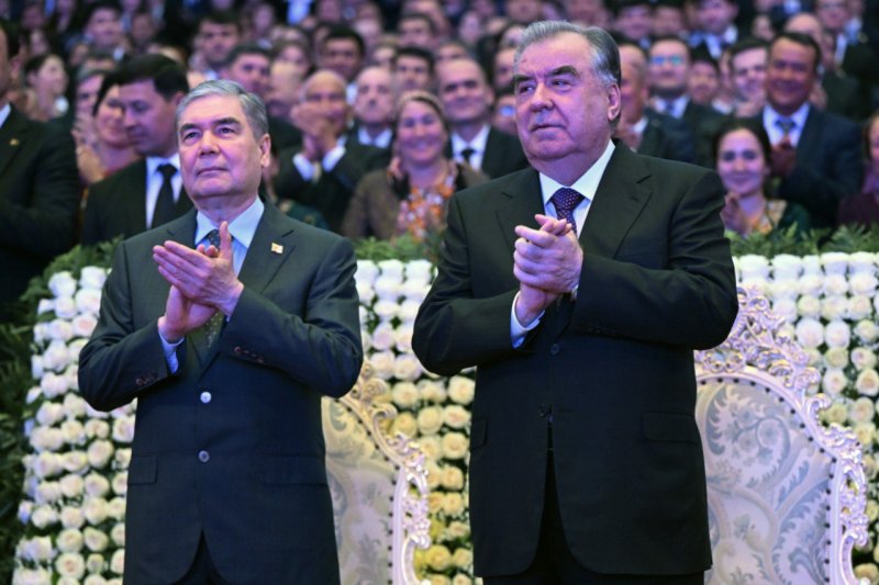 Глава государства Эмомали Рахмон и Национальный Лидер туркменского народа Гурбангулы Бердымухамедов на «Вечере дружбы»