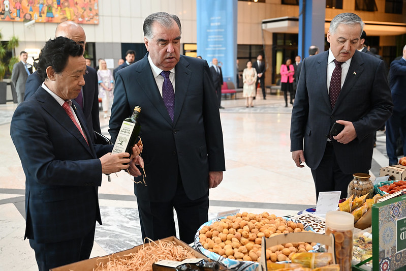 Глава государства Эмомали Рахмон в штаб-квартире Продовольственной и сельскохозяйственной организации ООН принял участие в представлении таджикских сортов абрикоса, винограда и сухофруктов Таджикистана