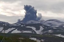 Вулкан Эбеко на Курилах выбросил пепел на высоту почти 4,5 км